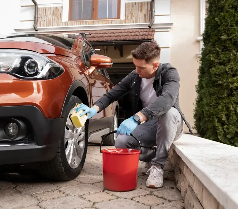 Lavage auto à domicile Cussey-sur-l'Ognon : professionnel intervenant sur un véhicule